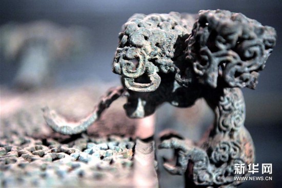 在河南博物院的展廳里，國寶云紋銅禁總是能吸引觀眾駐足觀賞